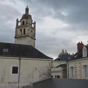 un edificio con una torre de reloj encima en La Tour de Lierre, en Loches