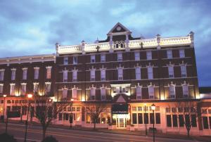 um grande edifício numa rua da cidade à noite em General Morgan Inn em Greeneville