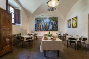 a dining room with a table with plates of food at Foro Appio Mansio Hotel in Latina