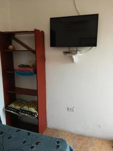 TV de pantalla plana colgada en la pared en Hotel Contadora, en Contadora