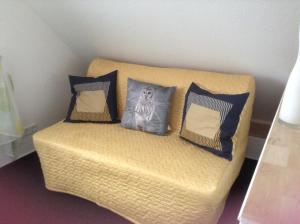 オラニエンブルクにあるEulennest Oranienburgのソファ(枕付)が備わる客室です。