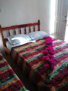 Un dormitorio con una cama con flores rosas. en Hotel Contadora, en Contadora