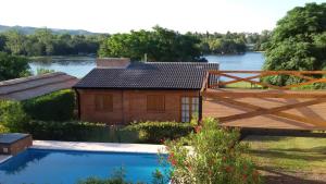 una casa con piscina al lado de un río en Cabañas del Dique Frente al Lago, en Villa del Dique