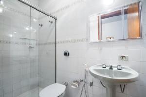 Un baño con lavabo, inodoro y ducha. en Pousada Serena, en Campos do Jordão 25 fotos más