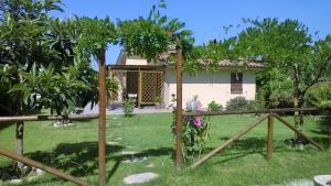 オルヴィエートにあるLa Graziosa Dépendanceの庭と柵のある家