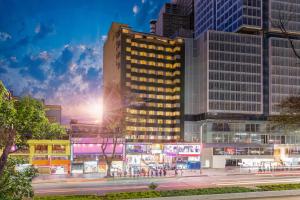 een weergave van een gebouw in een stad 's nachts bij Hotel Dann Av. 19 in Bogota