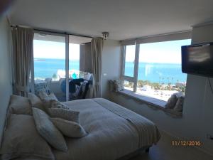 1 dormitorio con 1 cama y vistas al océano en Departamento Viña del Mar, en Viña del Mar