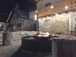 een vuurplaats voor een gebouw 's nachts bij B&B Vicolo15 in Pieve di Cadore