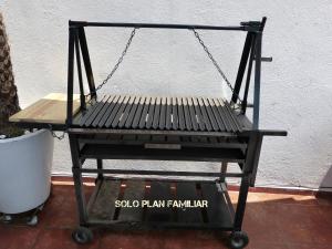 a swing bench sitting in front of a wall at Residencial Club Nautico Teques in Tequesquitengo