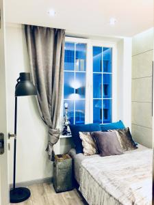 1 dormitorio con cama y ventana en Old Town Apartment / Igielnicka, en Gdansk