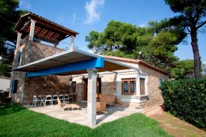 a house with a balcony and a patio at ÀNCORA VELLA in Sant Antoni de Calonge