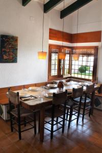 ein Esszimmer mit einem großen Holztisch und Stühlen in der Unterkunft ÀNCORA VELLA in Sant Antoni de Calonge