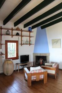 ein Wohnzimmer mit Kamin in einem Haus in der Unterkunft ÀNCORA VELLA in Sant Antoni de Calonge