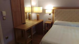 A bed or beds in a room at Hospedería Santa Elena