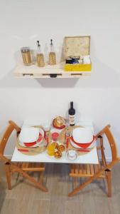 una mesa con dos sillas y platos en ella en Studio 63 Historic Center, en Lisboa