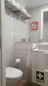 リスボンにあるStudio 63 Historic Centerの白いバスルーム(トイレ、シンク付)