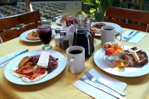 Hotel La Polvora في غرناطة: طاولة خشبية عليها صحون طعام