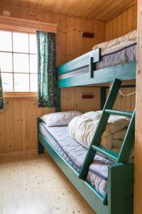 ein Schlafzimmer mit Etagenbetten in einer Hütte in der Unterkunft Sjåfram in Stranda