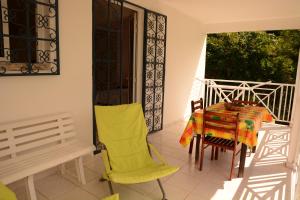 Camera con tavolo e sedie sul balcone. di Villa Campêche a Les Trois-Îlets