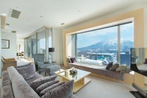 sala de estar con vistas a la montaña en Chalet Ivy Hirafu en Niseko