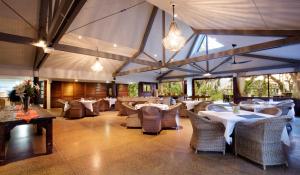 Palm Bay Resort في لونج آيلاند: مطعم فيه طاولات وكراسي في الغرفة