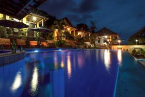 Swimming pool sa o malapit sa Nipah Villas