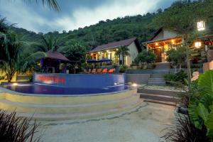 Swimming pool sa o malapit sa Nipah Villas