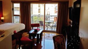 Pokój hotelowy z łóżkiem i widokiem na balkon w obiekcie Aparts Temporarios w BuenosAires