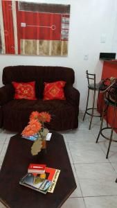 a living room with a couch and a table at Apartamento no Guará in Brasília