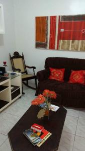 sala de estar con sofá y mesa en Apartamento no Guará, en Brasilia