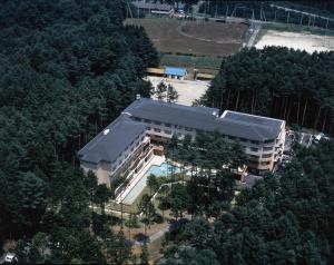 uma vista panorâmica de um grande edifício com piscina em Evergreen Fuji em Fujiyoshida