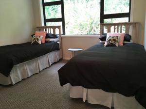 Ein Bett oder Betten in einem Zimmer der Unterkunft Lye Bow Lake House