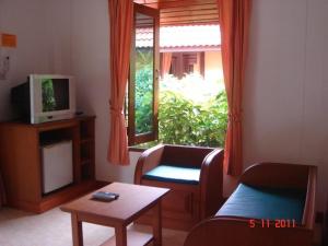 sala de estar con TV y ventana en Green Villa en Lamai Beach