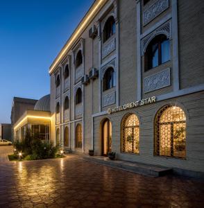 budynek z napisem na przodzie w obiekcie Orient Star Hotel w Samarkandzie