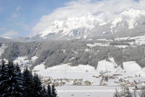 シュラートミンクにあるHaus Larissaの雪山を背景にしたスキー場