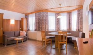 een woonkamer met een bank en een tafel bij Apart Lukas in Ischgl