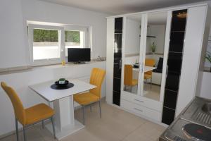a living room with a white table and chairs at Souterraine-Findlinge in Breege
