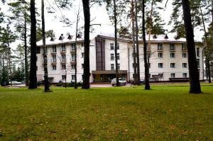 un grande edificio bianco con alberi in un parco di MOROZOVO Resort-Hotel&SPA a Berdsk