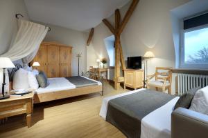 Cama ou camas em um quarto em Eurostars Park Hotel Maximilian