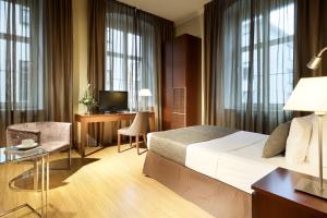 Uma TV ou centro de entretenimento em Eurostars Park Hotel Maximilian