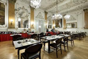 Um restaurante ou outro lugar para comer em Eurostars Park Hotel Maximilian