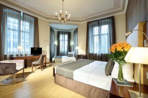 Cama ou camas em um quarto em Eurostars Park Hotel Maximilian