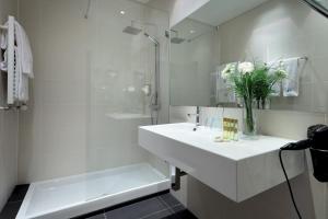 Um banheiro em Eurostars Park Hotel Maximilian