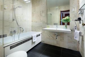Um banheiro em Eurostars Park Hotel Maximilian