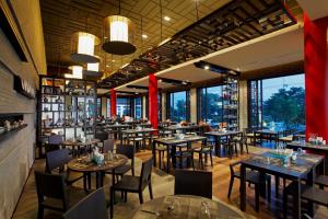 A restaurant or other place to eat at Avani Khon Kaen Hotel & Convention Centre