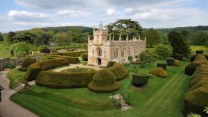 un antiguo castillo en medio de un jardín en Lady Jane Grey, en Winchcombe