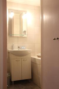 een badkamer met een wastafel en een spiegel bij Kleanthe in Halki