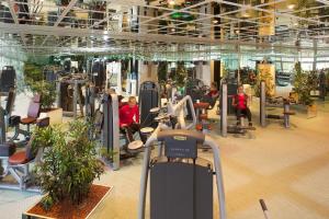 einen Fitnessraum mit Laufbändern in der Unterkunft revita - Wellness Hotel & Resort in Bad Lauterberg