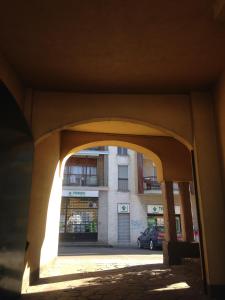 une arche avec un bâtiment en arrière-plan dans l'établissement Albergo Della Corona, à Binasco