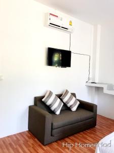 a couch with two pillows in a living room at Hip Home at Hod in Hot